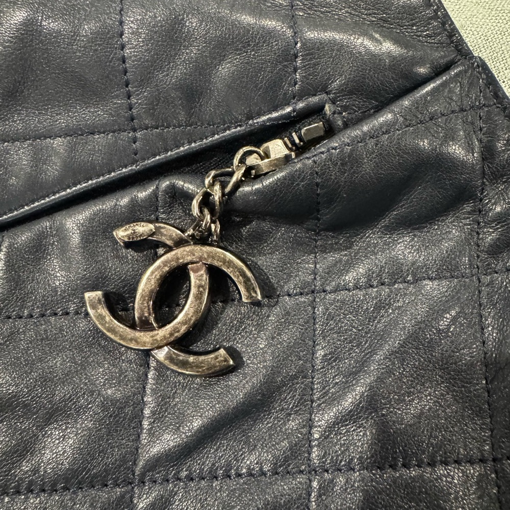 Chanel Quilted Black Leather Women's Bag - Picture 6 of 6